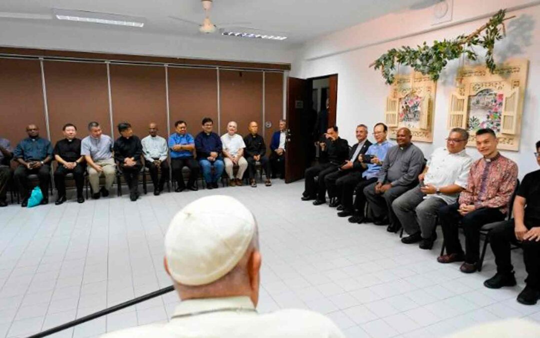 Francisco conversa con los jesuitas de Singapur