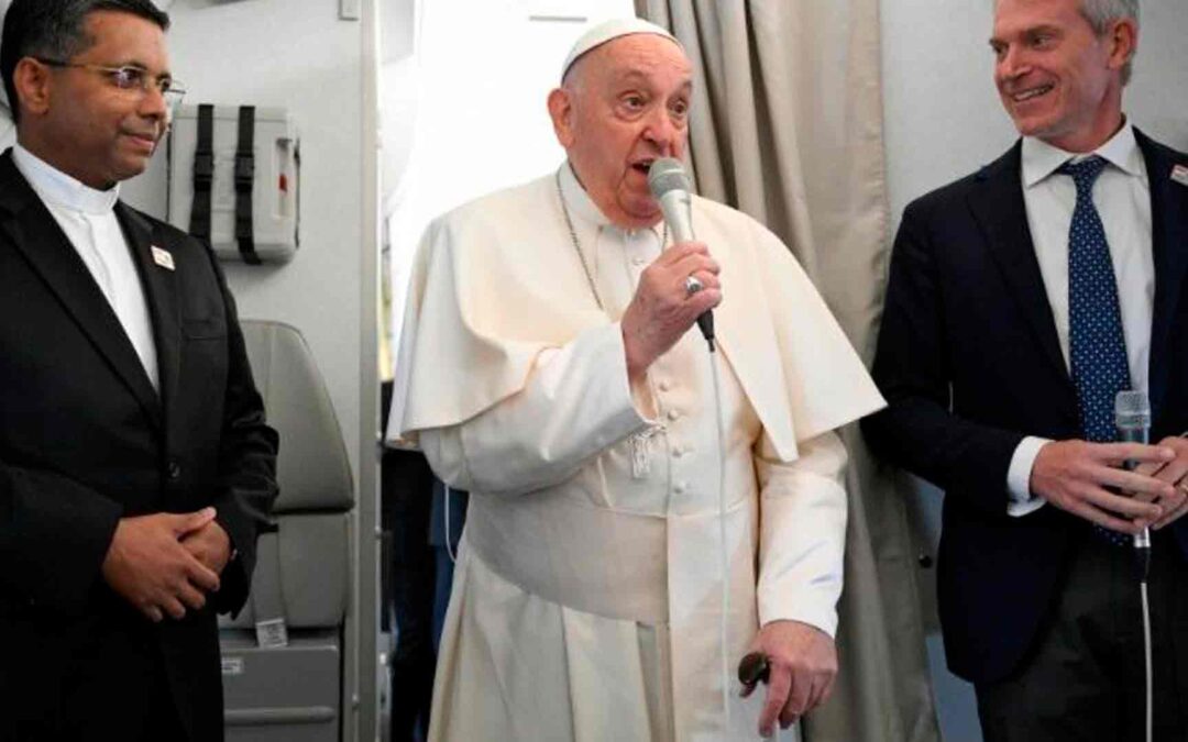El Papa a los periodistas: Es mi viaje más largo, gracias por su compañía