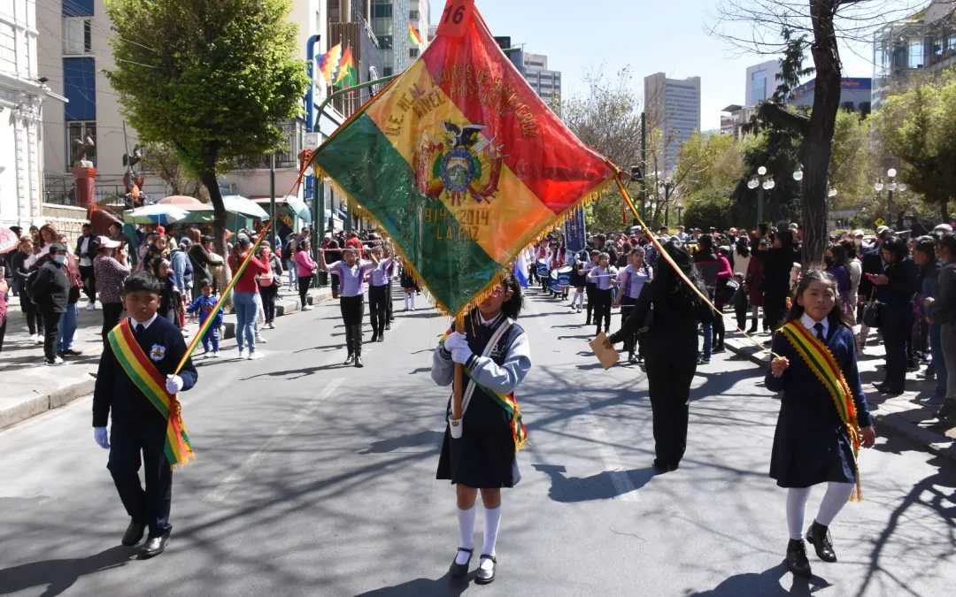Estudiantes, los primeros en rendir su homenaje al Bicentenario de Bolivia