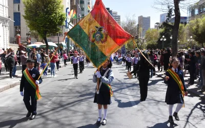 Estudiantes, los primeros en rendir su homenaje al Bicentenario de Bolivia