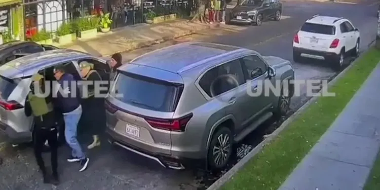 El momento en el que un hombre es secuestrado por falsos policías en Santa Cruz | VIDEO