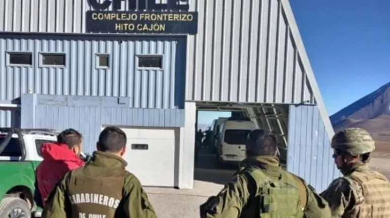 Cinco policías bolivianos detenidos en Chile tras operativo antidrogas en frontera: incautan casi 600 kilos de droga