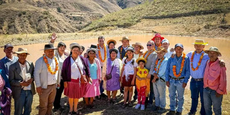 Alcalde de Tarija inaugura atajado La Pampa en beneficio de 19 familias productoras