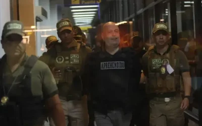 Sonriente y enmanillado, Arturo Murillo llega desde EEUU para cumplir condena en Bolivia