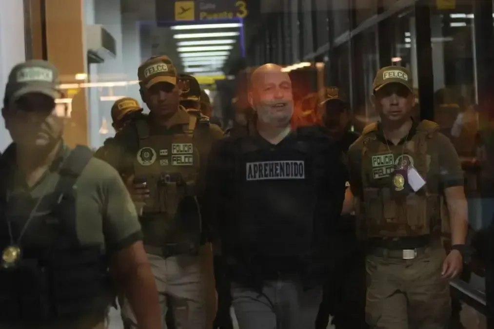 Sonriente y enmanillado, Arturo Murillo llega desde EEUU para cumplir condena en Bolivia