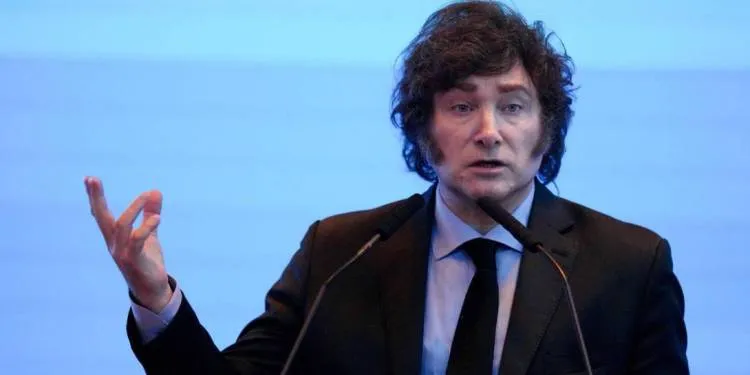 Milei confirma que Argentina negocia otro préstamo millonario de EE.UU.