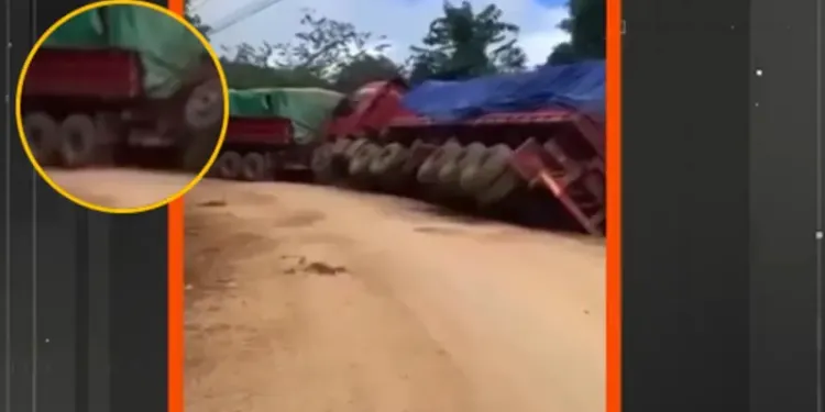 Tarija: El dramático momento en el que un conductor salva su vida antes de que su camión caiga al vacío | VIDEO