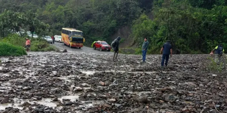 Mazamorra deja intransitable la carretera a Sud Yungas a horas de la segunda vuelta