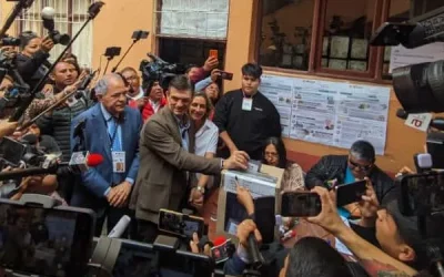 Rodrigo Paz votó en Tarija y llamó a vivir una jornada democrática con esperanza y unidad