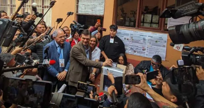 Rodrigo Paz votó en Tarija y llamó a vivir una jornada democrática con esperanza y unidad