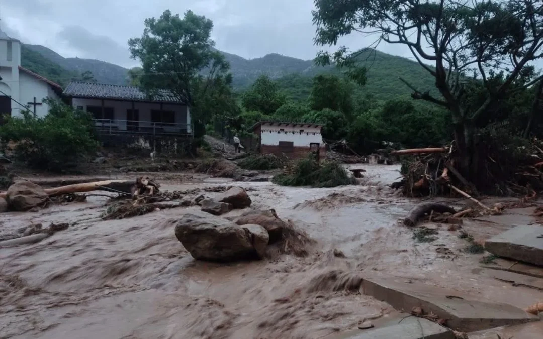Desborde de río y deslizamiento de un cerro provocan inundaciones y personas desaparecidas en Samaipata