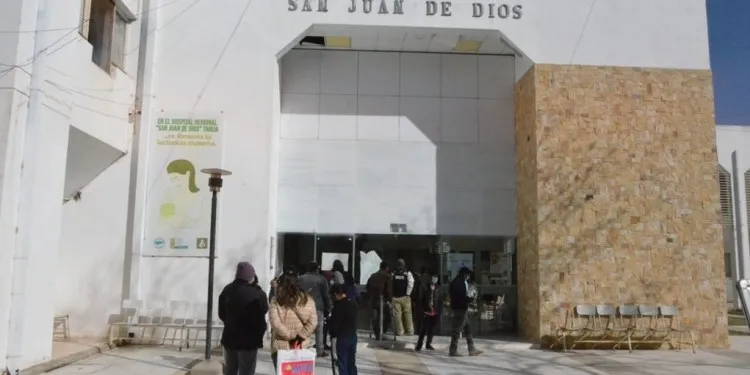 Tarija: Pacientes con cáncer son despachados a sus casas con suero en la mano por colapso de hospital