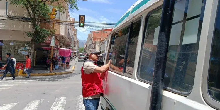 Protestas por incremento de pasajes en micros, taxis y trufis en Tarija