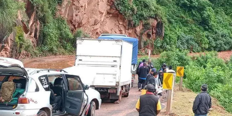 ABC reporta derrumbes constantes por lluvias en ruta al Chaco y pide prudencia a pasajeros y conductores