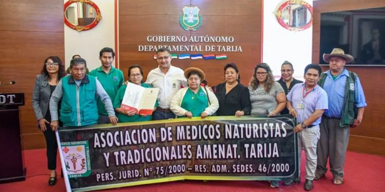 Gobernación entrega 14 personerías jurídicas a asociaciones de Tarija