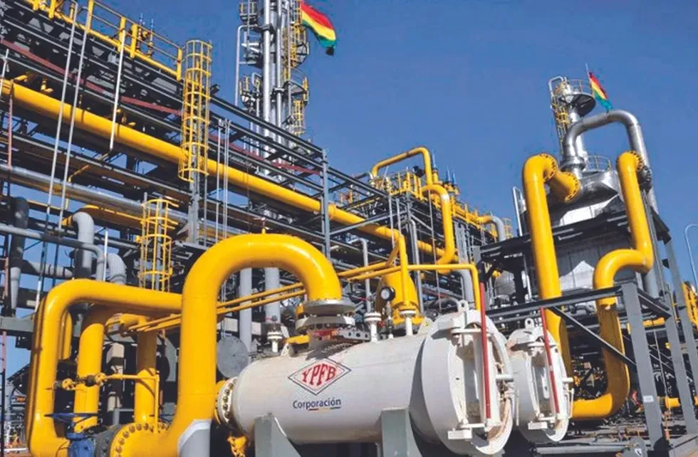 YPFB habilita planta para reforzar gasolina en Santa Cruz