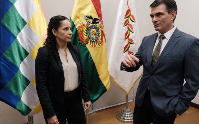Paz pide a la nueva presidenta de YPFB iniciar producción de gasolina y reforzar lucha contra la corrupción