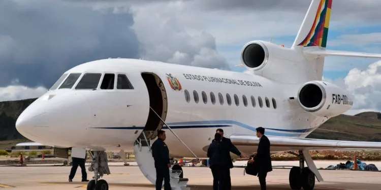 Avión presidencial registra fallas y Paz viajará a EEUU en vuelo comercial