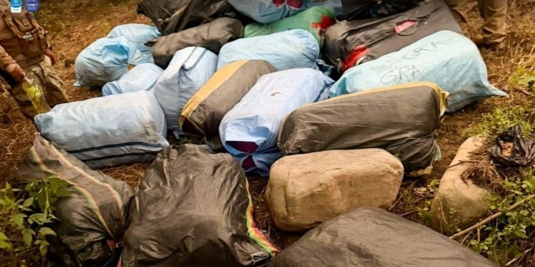 Decomisan 150 fardos de ropa usada en Tarija