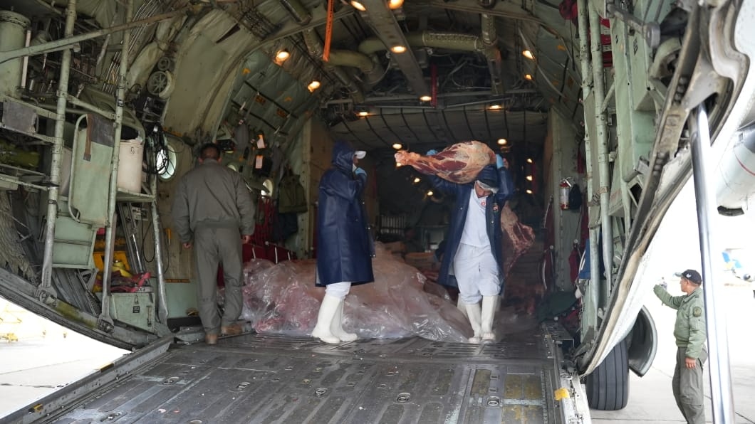 Gobierno refuerza puente aéreo y envía 10.000 kg de carne de res a La Paz para garantizar abastecimiento