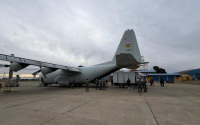 Avión de la Fuerza Aérea Argentina refuerza el puente aéreo y trasladó 12 toneladas de pollo a El Alto