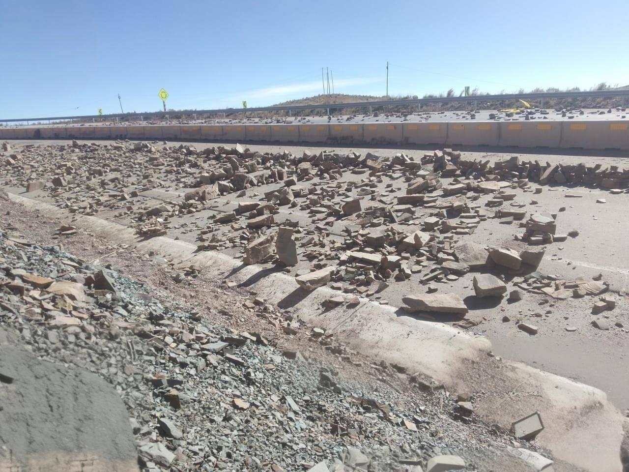 ABC alerta grave deterioro de la carretera Oruro-Cochabamba por bloqueos y uso de explosivos