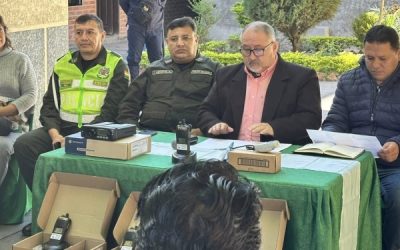 Alcalde Castillo entrega equipos de comunicación a la Policía de Yacuiba