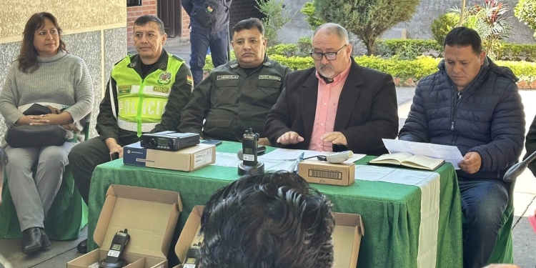 Alcalde Castillo entrega equipos de comunicación a la Policía de Yacuiba