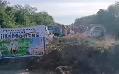 Maestros mantienen bloqueo en ruta 9 en Villa Montes y cortan la ruta Santa Cruz con Argentina