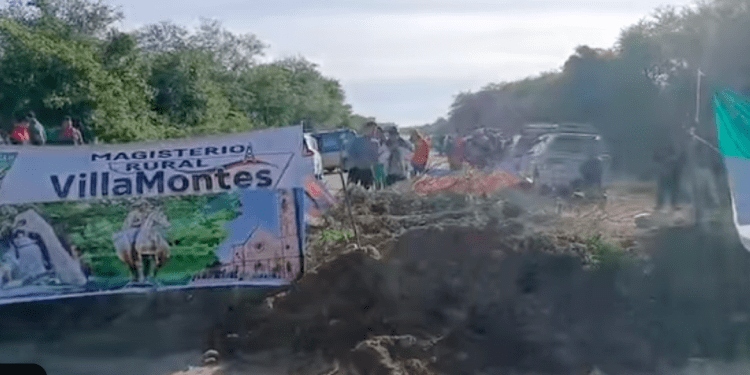 Maestros mantienen bloqueo en ruta 9 en Villa Montes y cortan la ruta Santa Cruz con Argentina
