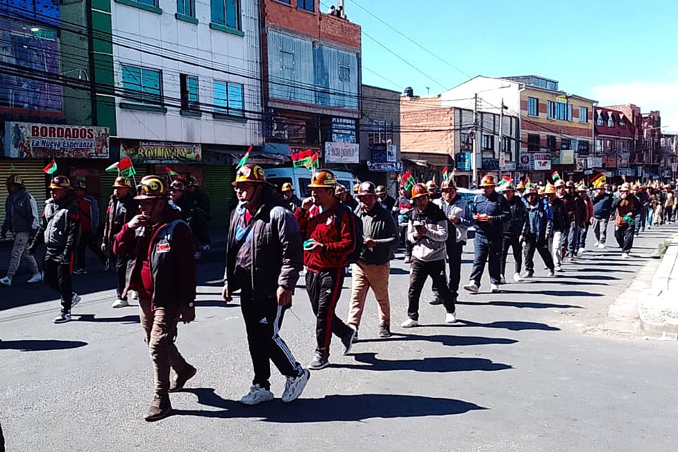 Mineros cooperativistas desatan violencia con explosiones de dinamita en la sede de gobierno