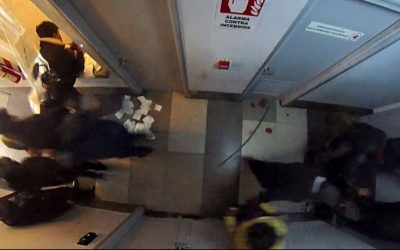 Policías son brutalmente agredidos en estación del teleférico durante protestas en La Paz