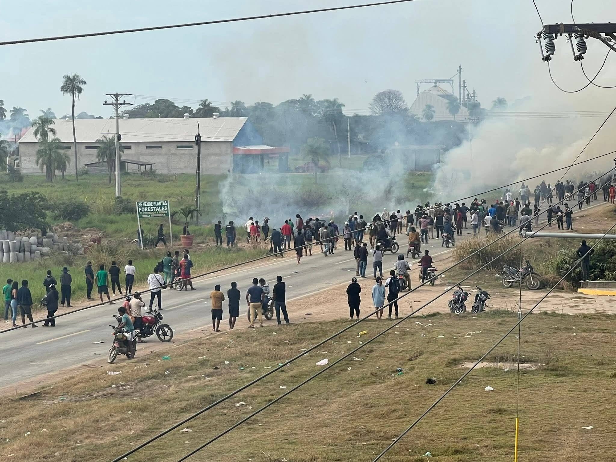 Policía denuncia que movilizados en San Julián portan armas de fuego y confirma dos efectivos heridos