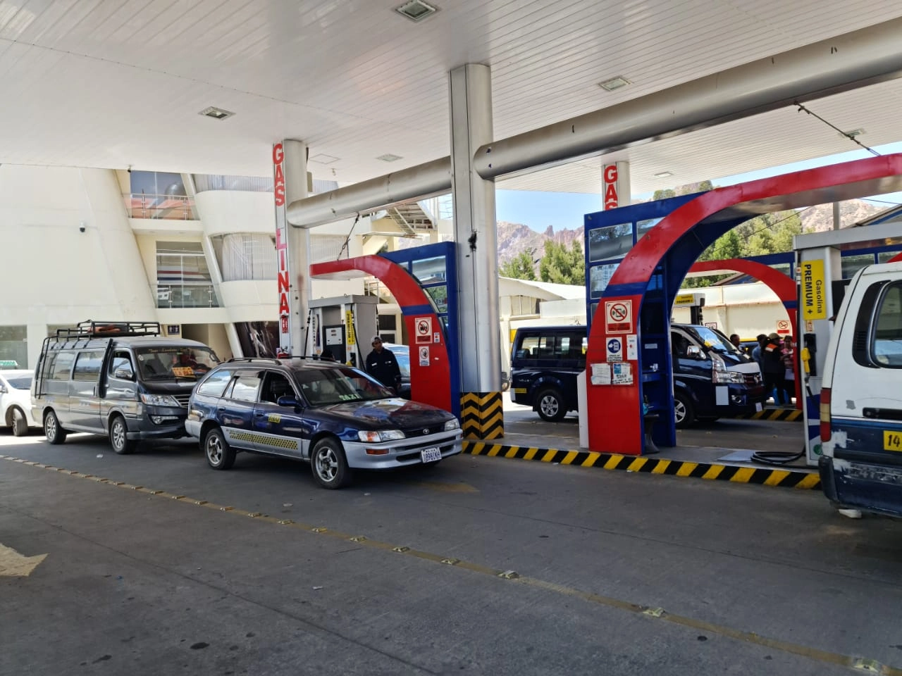 YPFB asegura que las filas por combustible son consecuencia de los bloqueos y no de deudas con proveedores