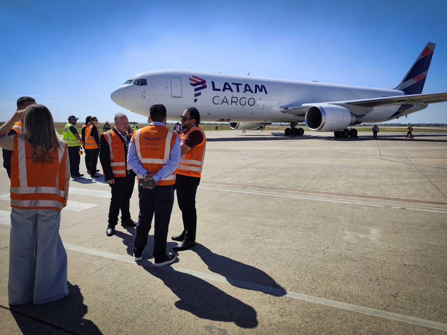 Obras Públicas confirma que una cuarta línea de carga aérea se incorpora a Bolivia