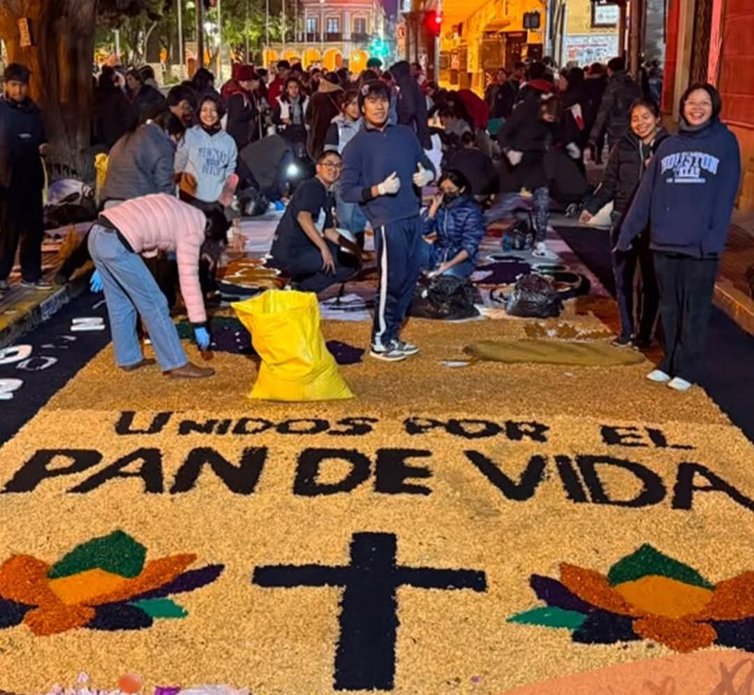 Peregrinación y mosaicos florales marcan la celebración de Corpus Christi en Cochabamba