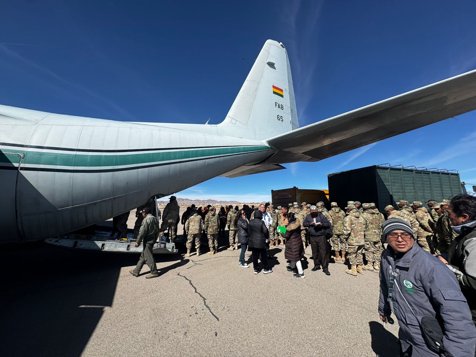 Ministro Zamora gestiona vuelo con carga de medicamentos para Potosí