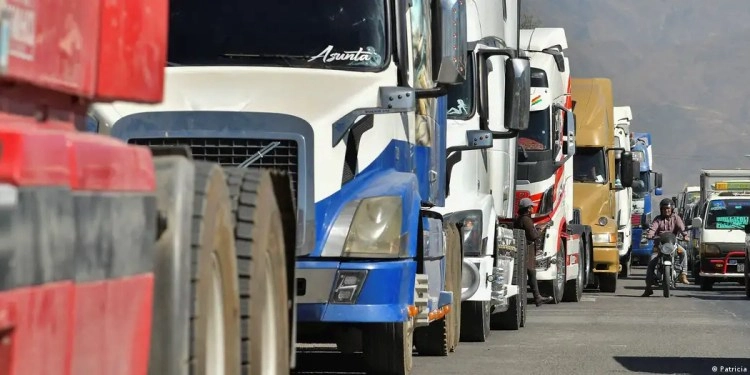 Miles de transportistas atrapados en los bloqueos