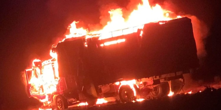 Interceptan camión con mercadería ilegal y lo incineran ante asedio de contrabandistas en Vichuloma