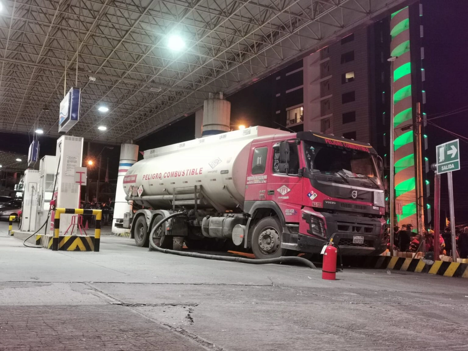Ministro asegura que los recursos para importar combustible están garantizados y atribuye la escasez a los bloqueos