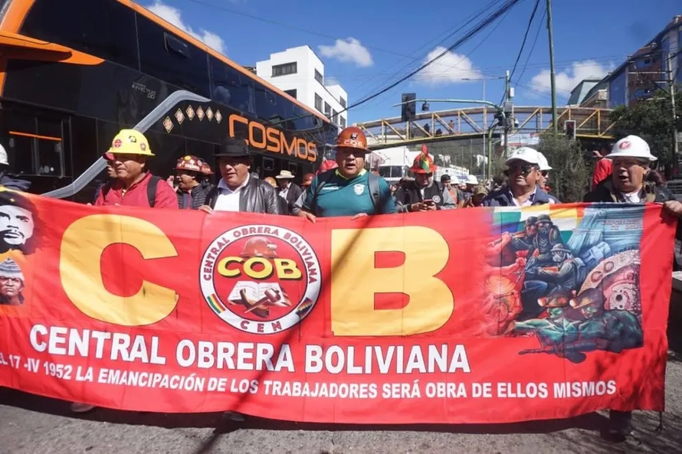 Centrales obreras afirman que la petición de renuncia de Paz fue decisión de Argollo, y campesinos afines a Morales insisten en esa exigencia