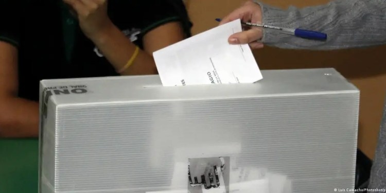 Se abren las urnas en Perú para elegir nuevo presidente