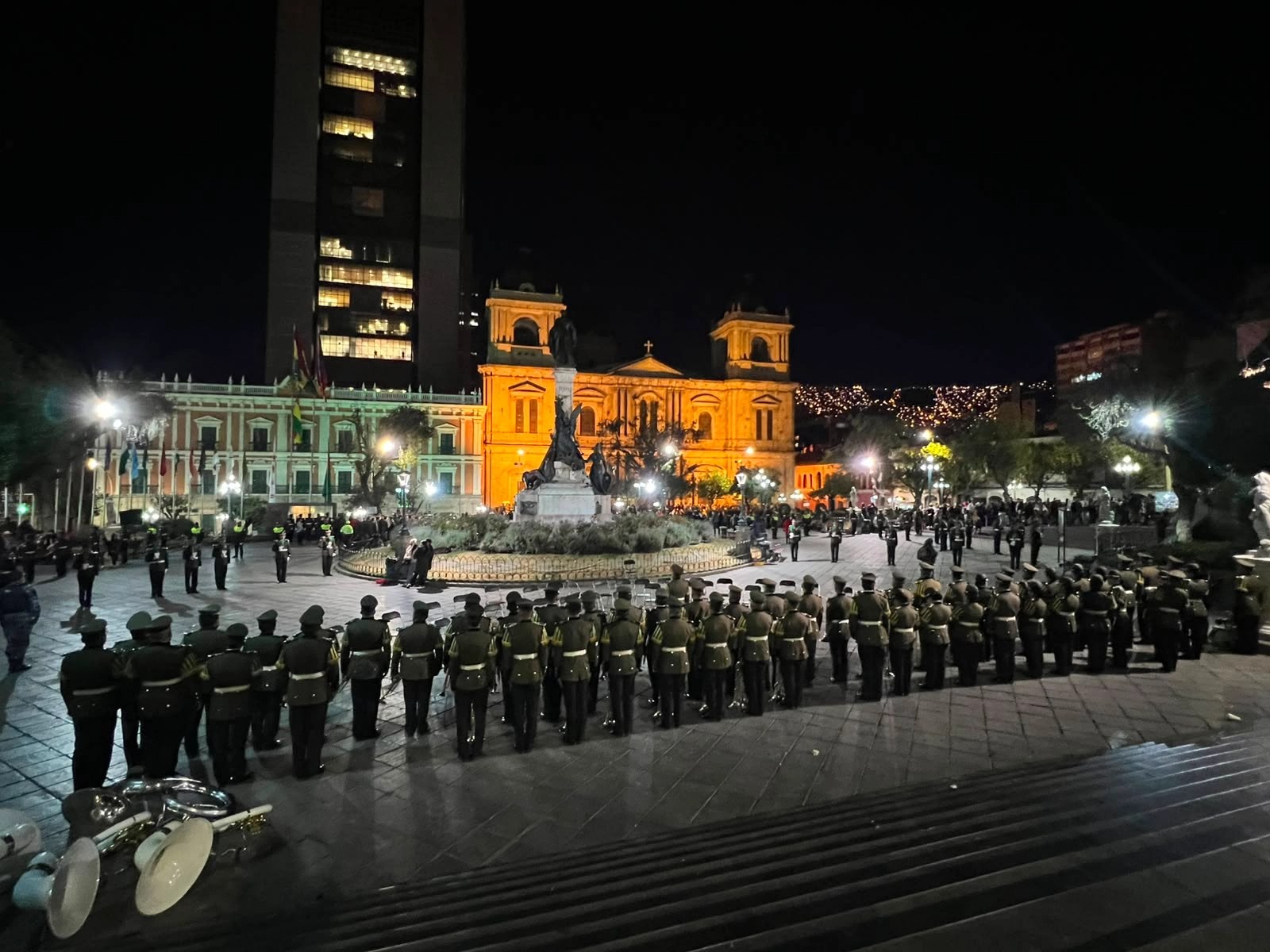 La Policía Boliviana conmemora su Bicentenario con retreta y desfile de teas en La Paz