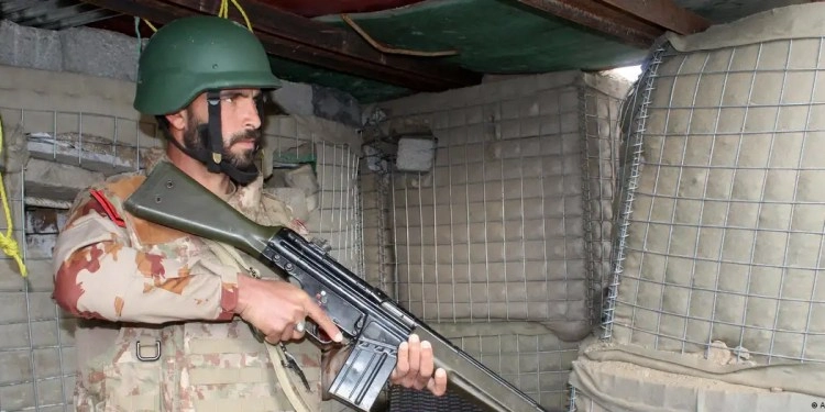 Atentado contra puesto militar deja 15 muertos en Pakistán