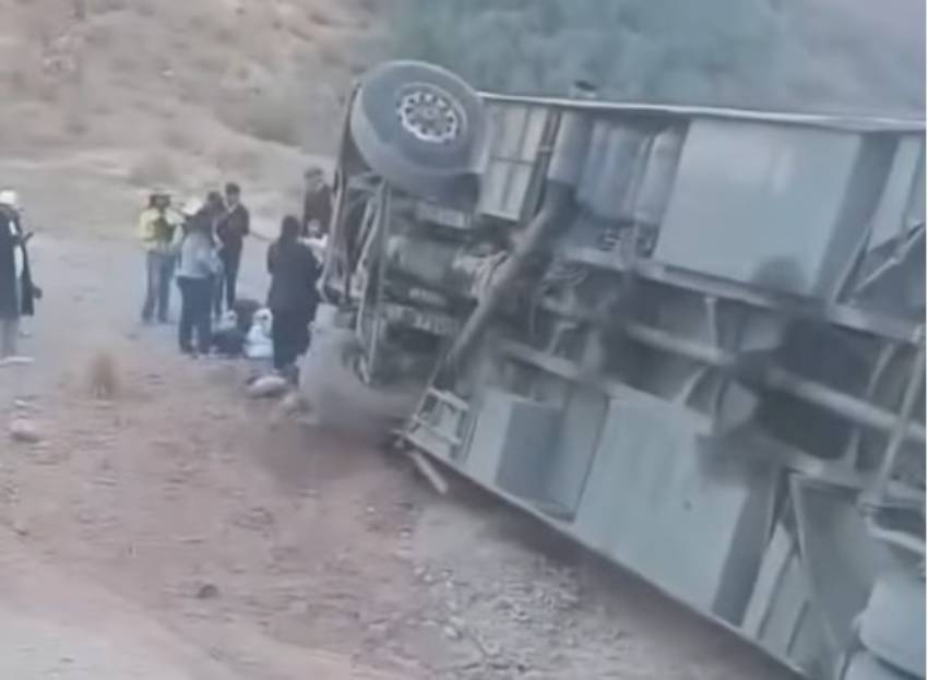 Vuelco de un bus en la carretera Villazón-La Paz deja 14 heridos