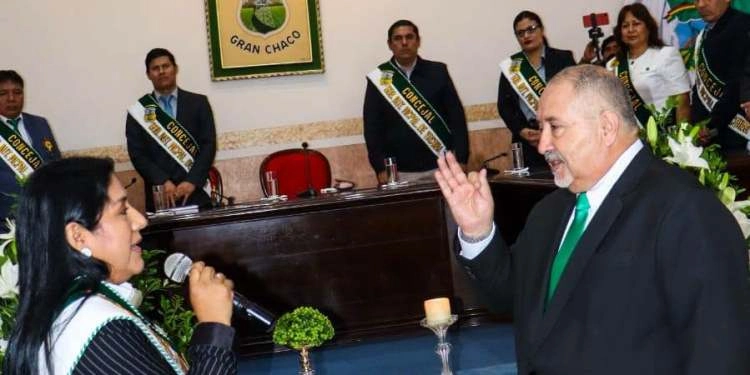 Juan Carlos Castillo recibe la Banda y Medallón Municipal y formaliza su investidura como alcalde de Yacuiba