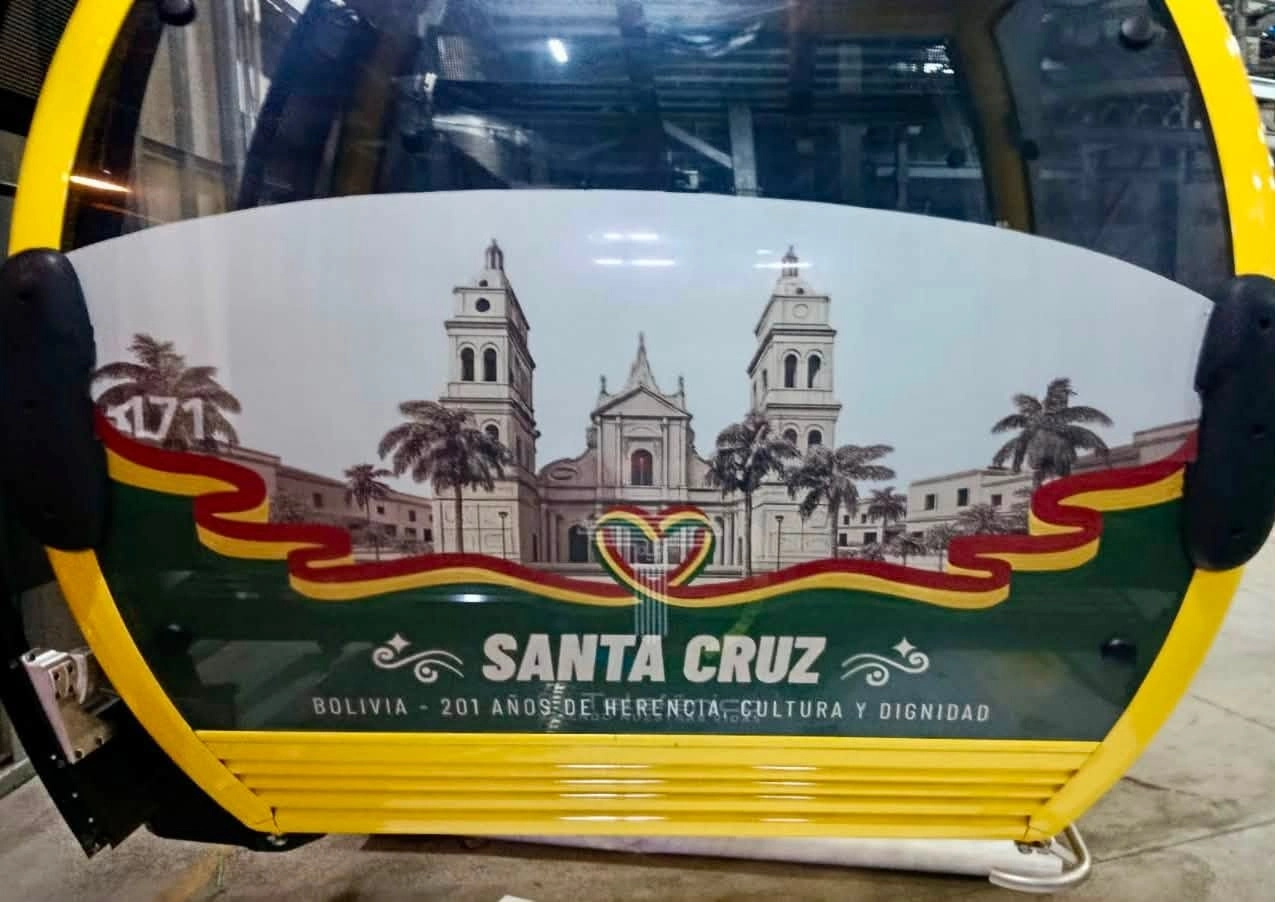 En el inicio del mes aniversario de Bolivia, Mi Teleférico engalana sus cabinas con los colores de la tricolor