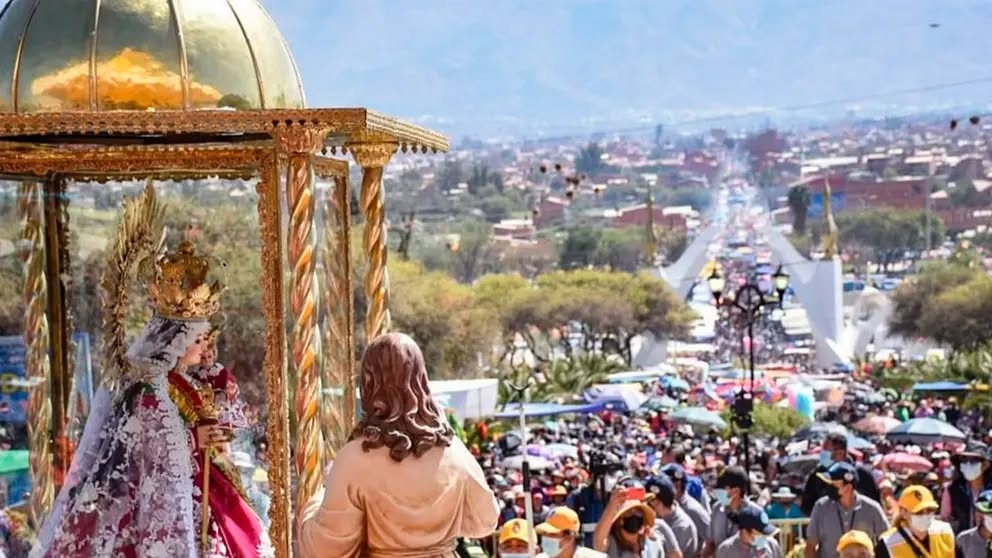 Lágrimas, promesas y fe: miles de devotos peregrinan al Calvario de Urkupiña