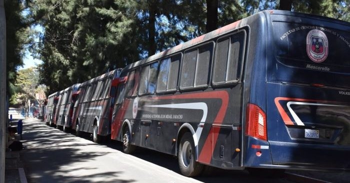 Universitarios exigen a la UAJMS activar sus buses ante la crisis del transporte