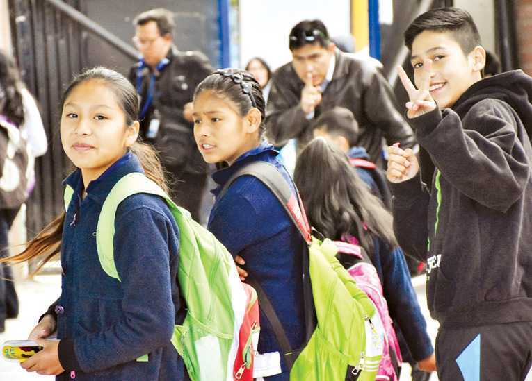 Padres de familia suspenden clases y rechazan la designación de una nueva portera por motivos de seguridad